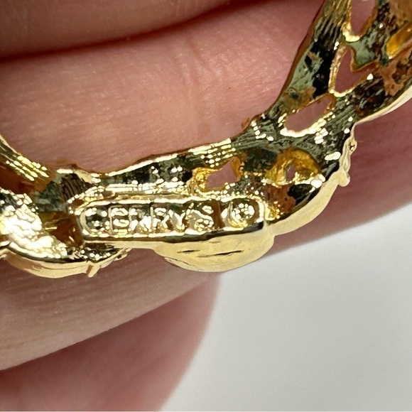 Vintage Gerry's Small Gold Tone Leaf Wreath Brooch with Pink Rhinestones - Picture 5 of 5